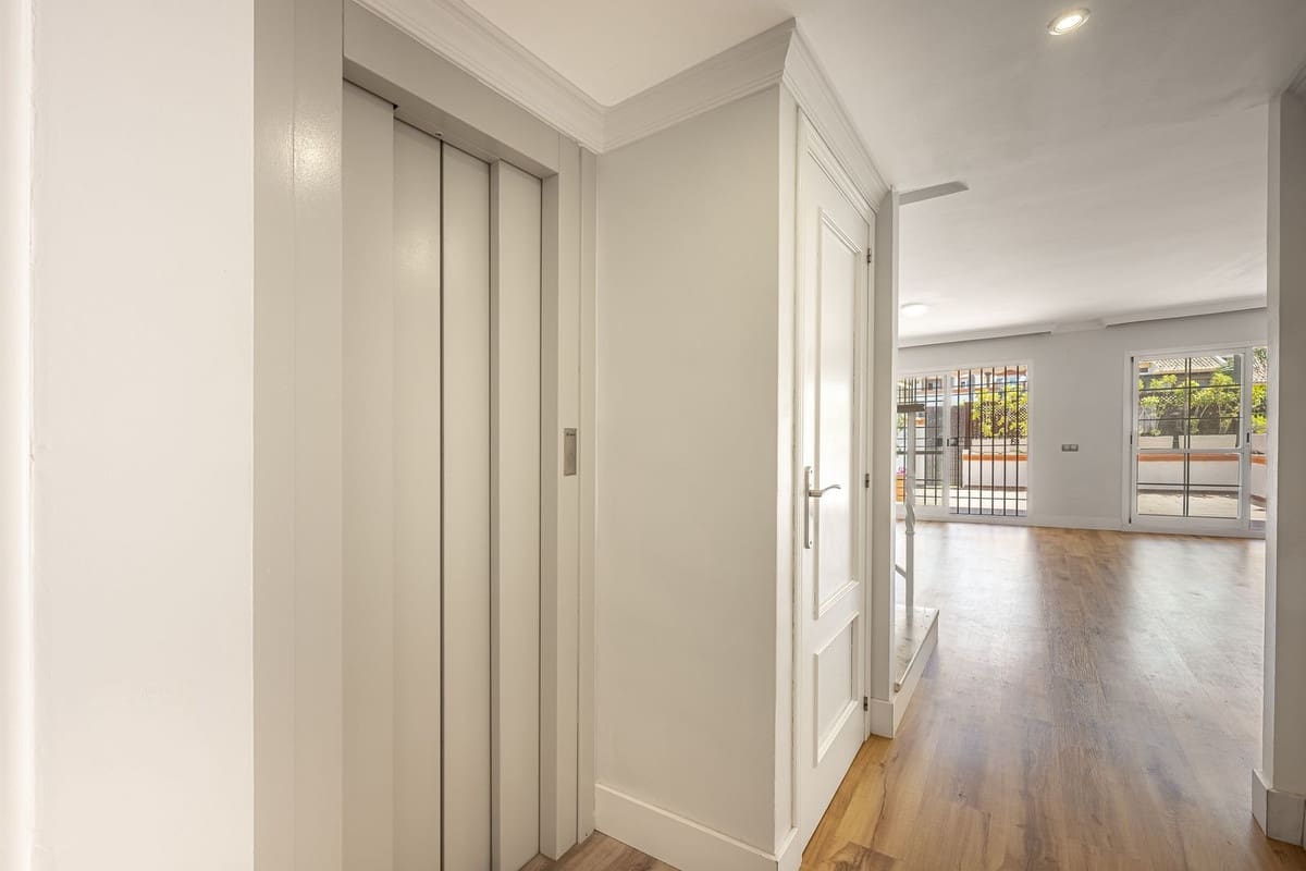 Pareado de 4 habitaciones en Marbella en venta con piscina garaje - 825.000 € (Ref: 9540035)