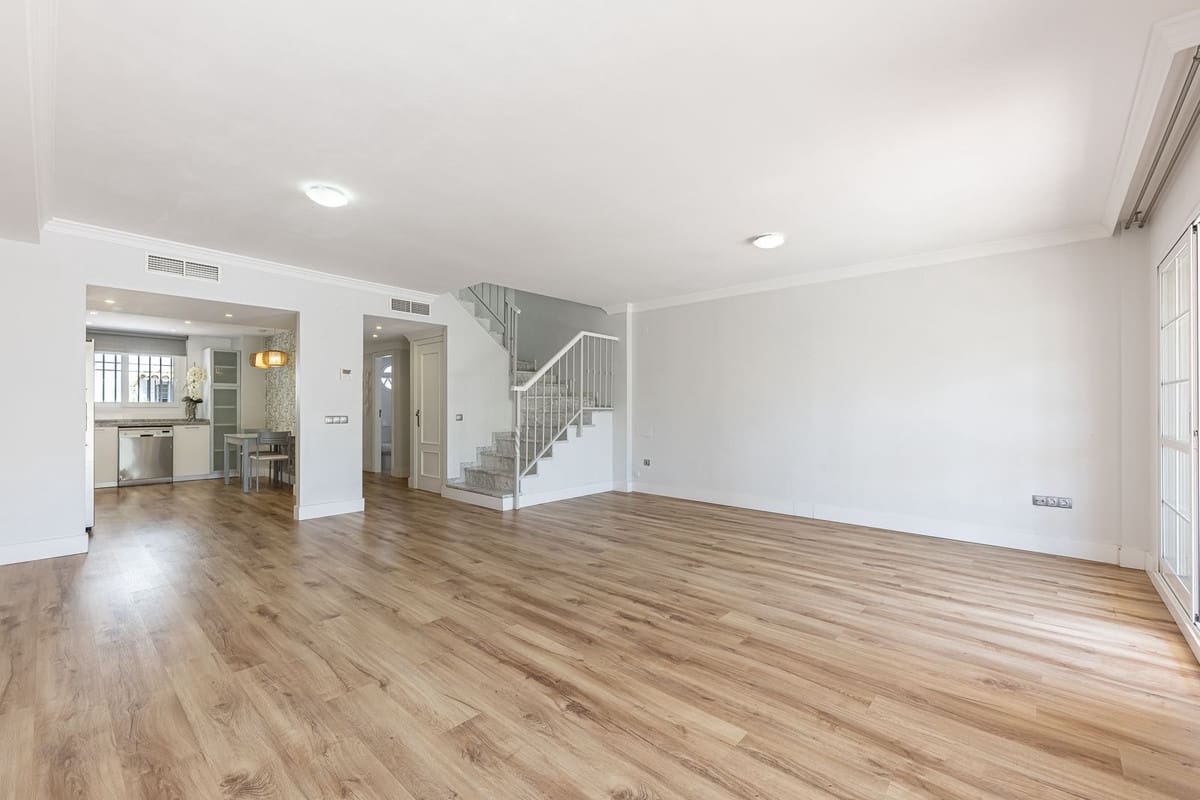 Pareado de 4 habitaciones en Marbella en venta con piscina garaje - 825.000 € (Ref: 9540035)