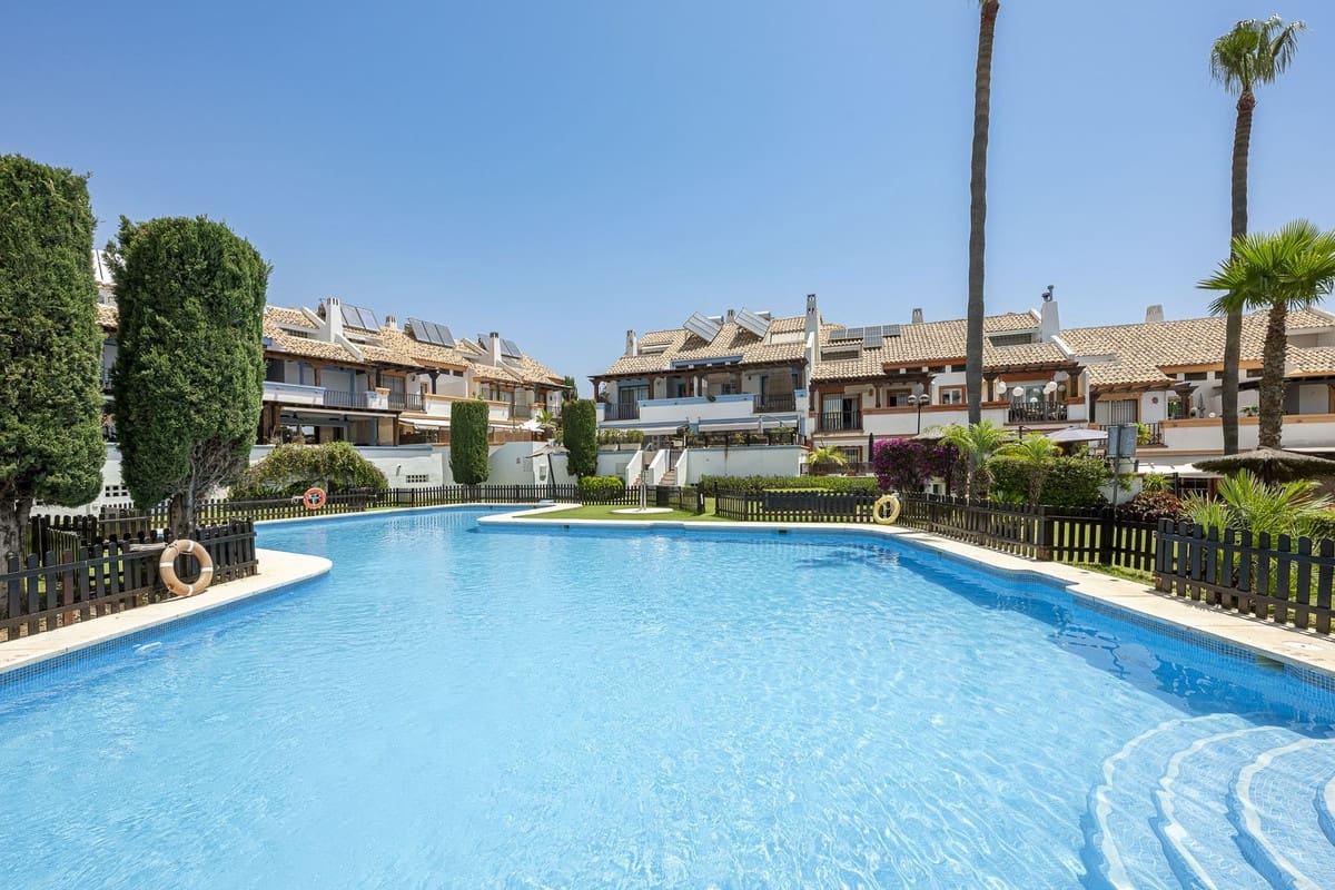 Pareado de 4 habitaciones en Marbella en venta con piscina garaje - 825.000 € (Ref: 9540035)