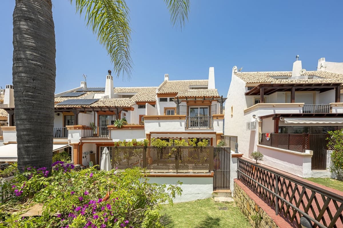Pareado de 4 habitaciones en Marbella en venta con piscina garaje - 825.000 € (Ref: 9540035)