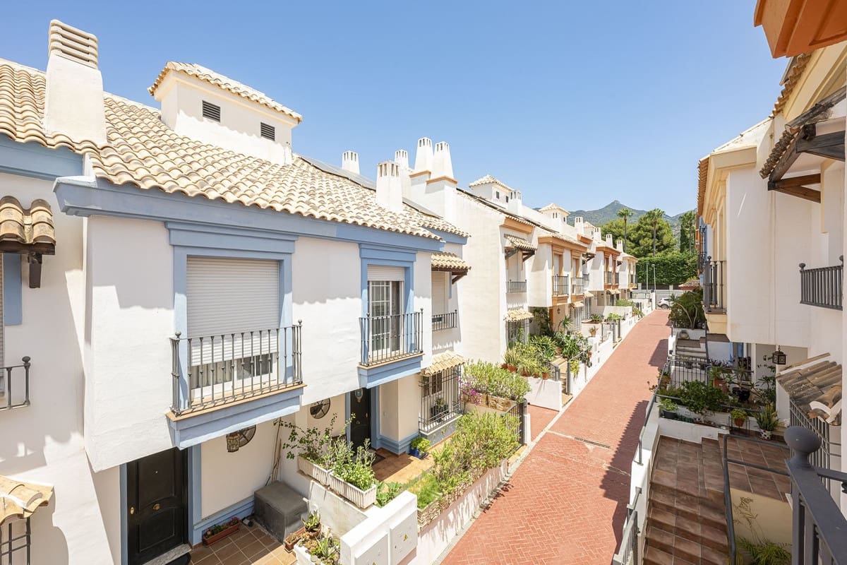 Pareado de 4 habitaciones en Marbella en venta con piscina garaje - 825.000 € (Ref: 9540035)