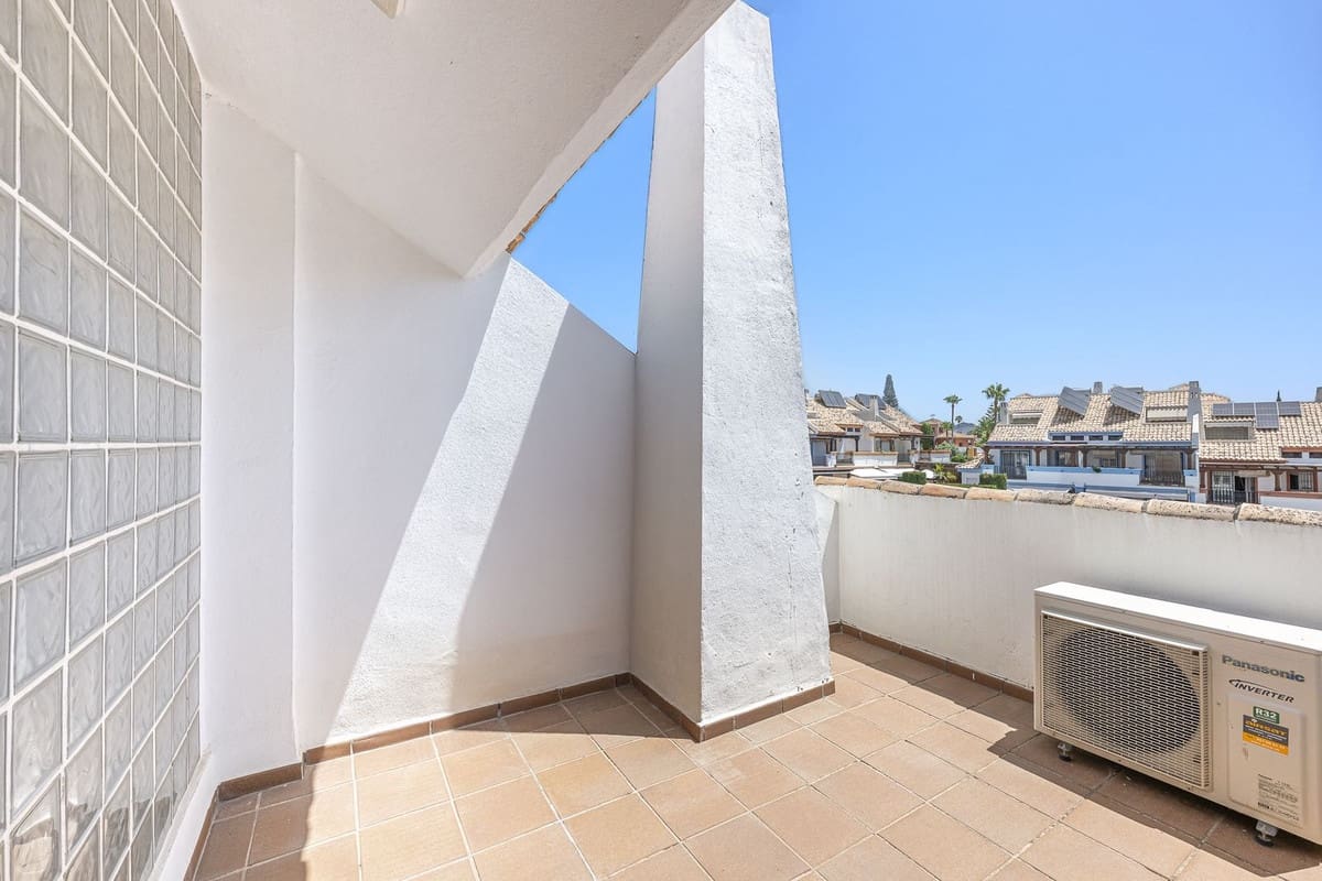 Pareado de 4 habitaciones en Marbella en venta con piscina garaje - 825.000 € (Ref: 9540035)