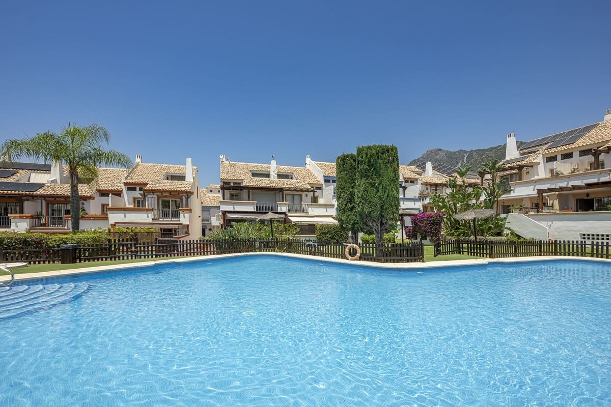 4 chambre Villa/Maison Semi-Mitoyenne à vendre à Marbella avec piscine garage - 795 000 € (Ref: 9540035)