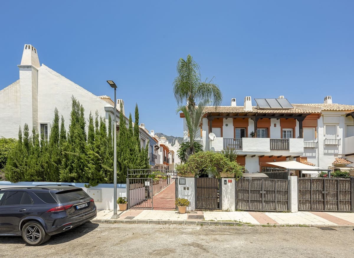 4 chambre Villa/Maison Semi-Mitoyenne à vendre à Marbella avec piscine garage - 795 000 € (Ref: 9540035)
