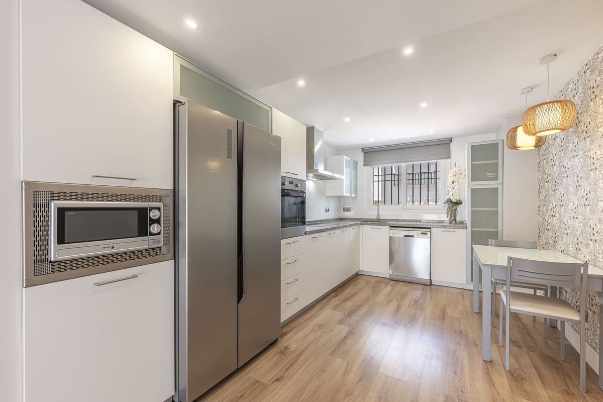 4 chambre Villa/Maison Semi-Mitoyenne à vendre à Marbella avec piscine garage - 795 000 € (Ref: 9540035)