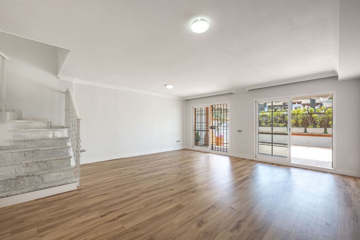 4 chambre Villa/Maison Semi-Mitoyenne à vendre à Marbella avec piscine garage - 795 000 € (Ref: 9540035)