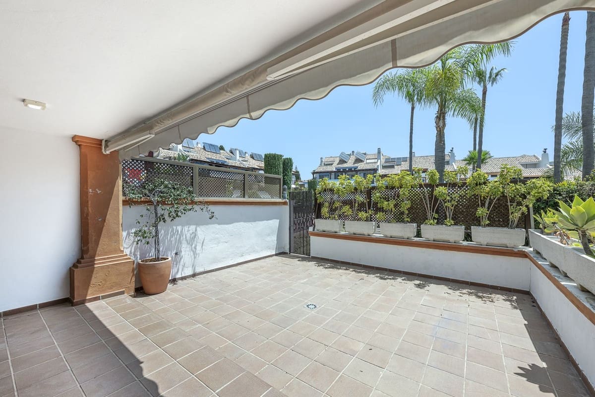 4 chambre Villa/Maison Semi-Mitoyenne à vendre à Marbella avec piscine garage - 795 000 € (Ref: 9540035)