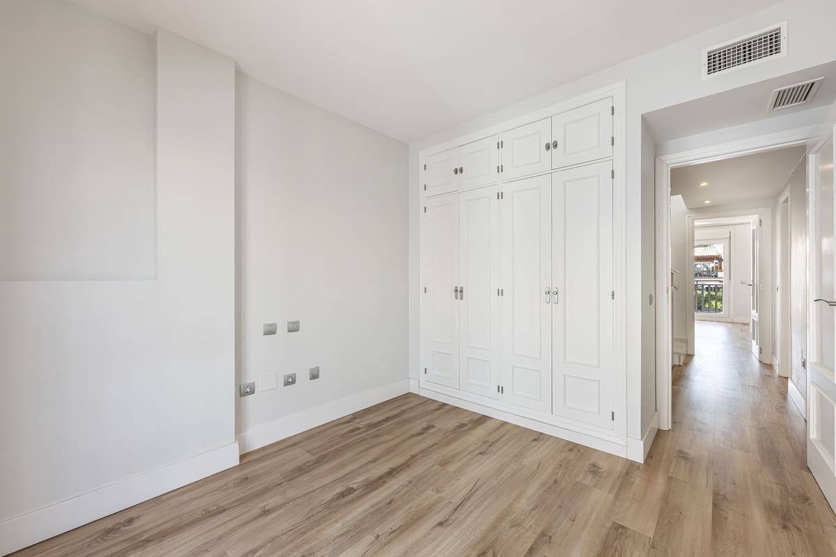 4 chambre Villa/Maison Semi-Mitoyenne à vendre à Marbella avec piscine garage - 795 000 € (Ref: 9540035)