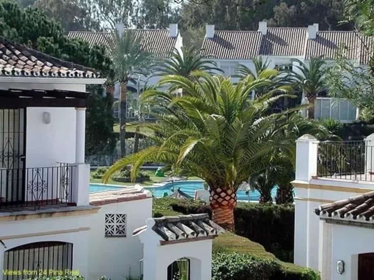 3 bedroom Villa for sale in Estepona with pool garage - € 875,000 (Ref: 9540039)