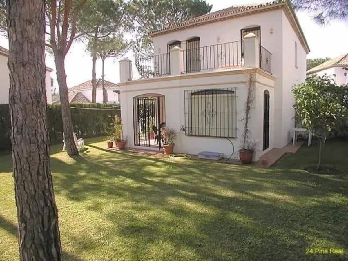 3 bedroom Villa for sale in Estepona with pool garage - € 875,000 (Ref: 9540039)