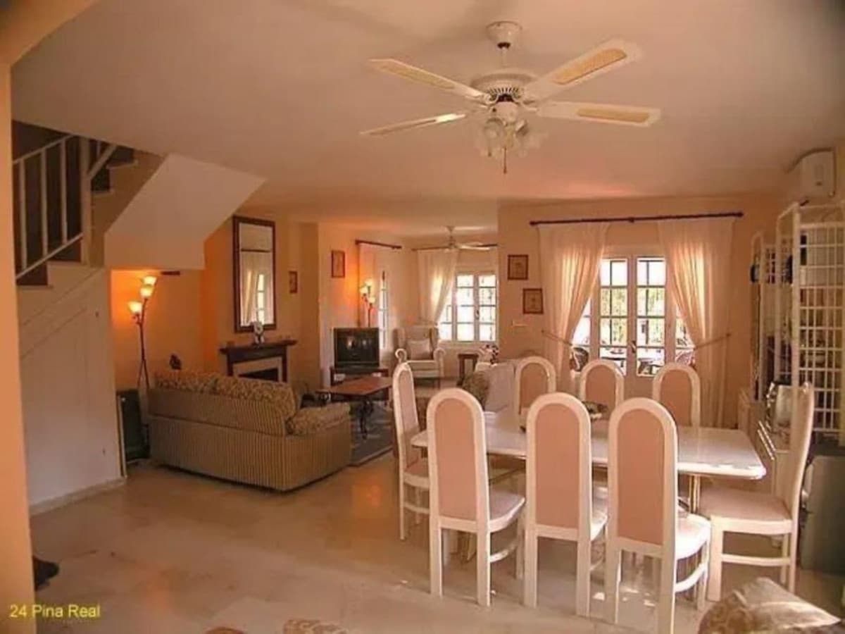 3 bedroom Villa for sale in Estepona with pool garage - € 875,000 (Ref: 9540039)