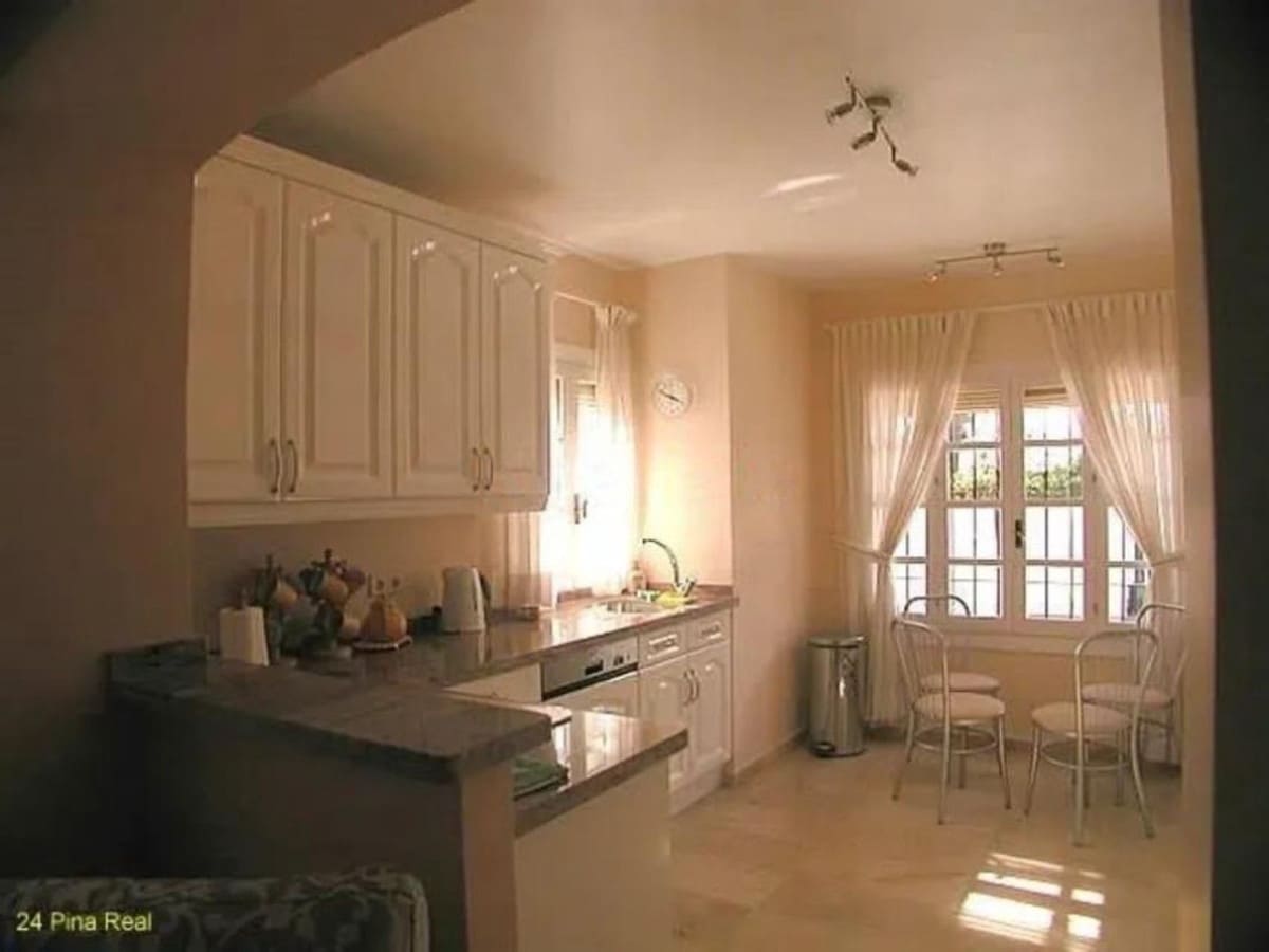 3 bedroom Villa for sale in Estepona with pool garage - € 875,000 (Ref: 9540039)