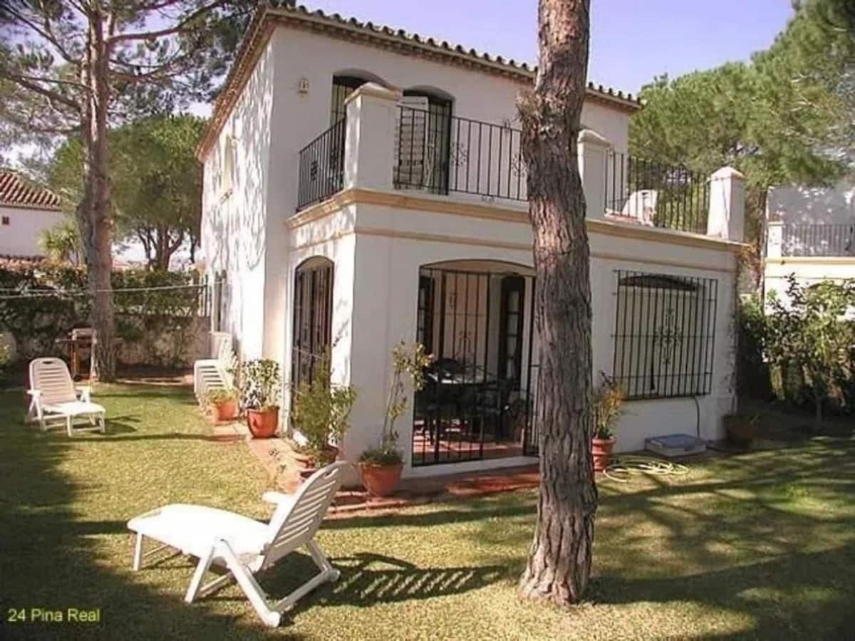 3 bedroom Villa for sale in Estepona with pool garage - € 875,000 (Ref: 9540039)