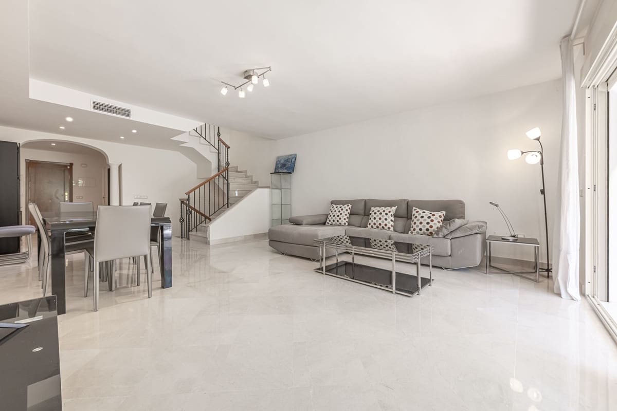 4 slaapkamer Huis te koop in Nueva Andalucia met zwembad garage - € 875.000 (Ref: 9540041)