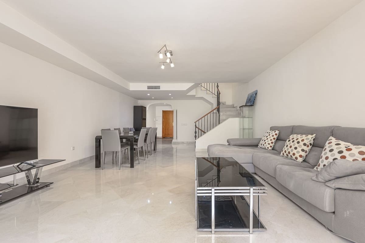 4 slaapkamer Huis te koop in Nueva Andalucia met zwembad garage - € 875.000 (Ref: 9540041)