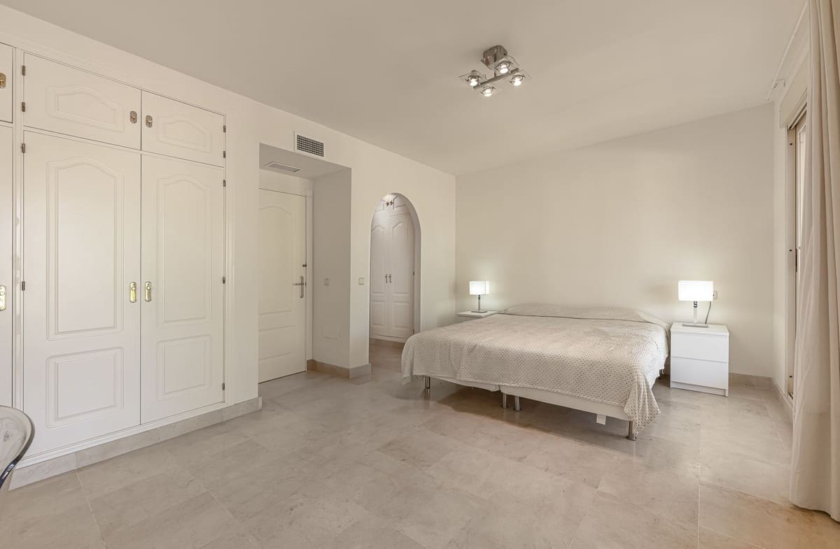 4 slaapkamer Huis te koop in Nueva Andalucia met zwembad garage - € 875.000 (Ref: 9540041)