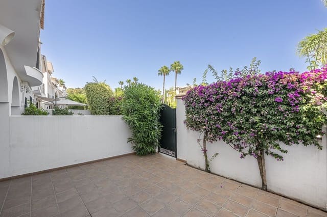 4 quarto Casa em Banda para venda em La Dama de Noche - La Alzambra, Marbella com piscina garagem - 875 000 € (Ref: 9540041)