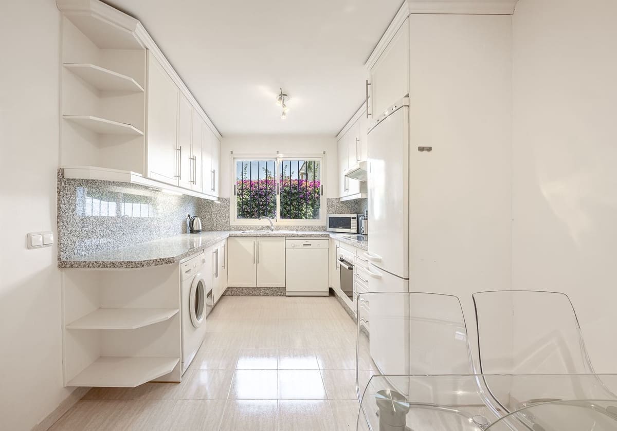 4 slaapkamer Huis te koop in Nueva Andalucia met zwembad garage - € 875.000 (Ref: 9540041)