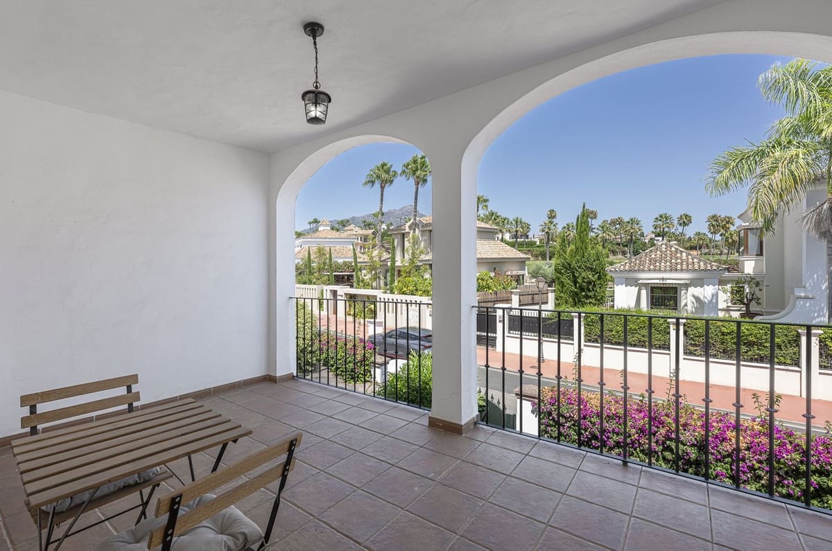 4 slaapkamer Huis te koop in Nueva Andalucia met zwembad garage - € 875.000 (Ref: 9540041)