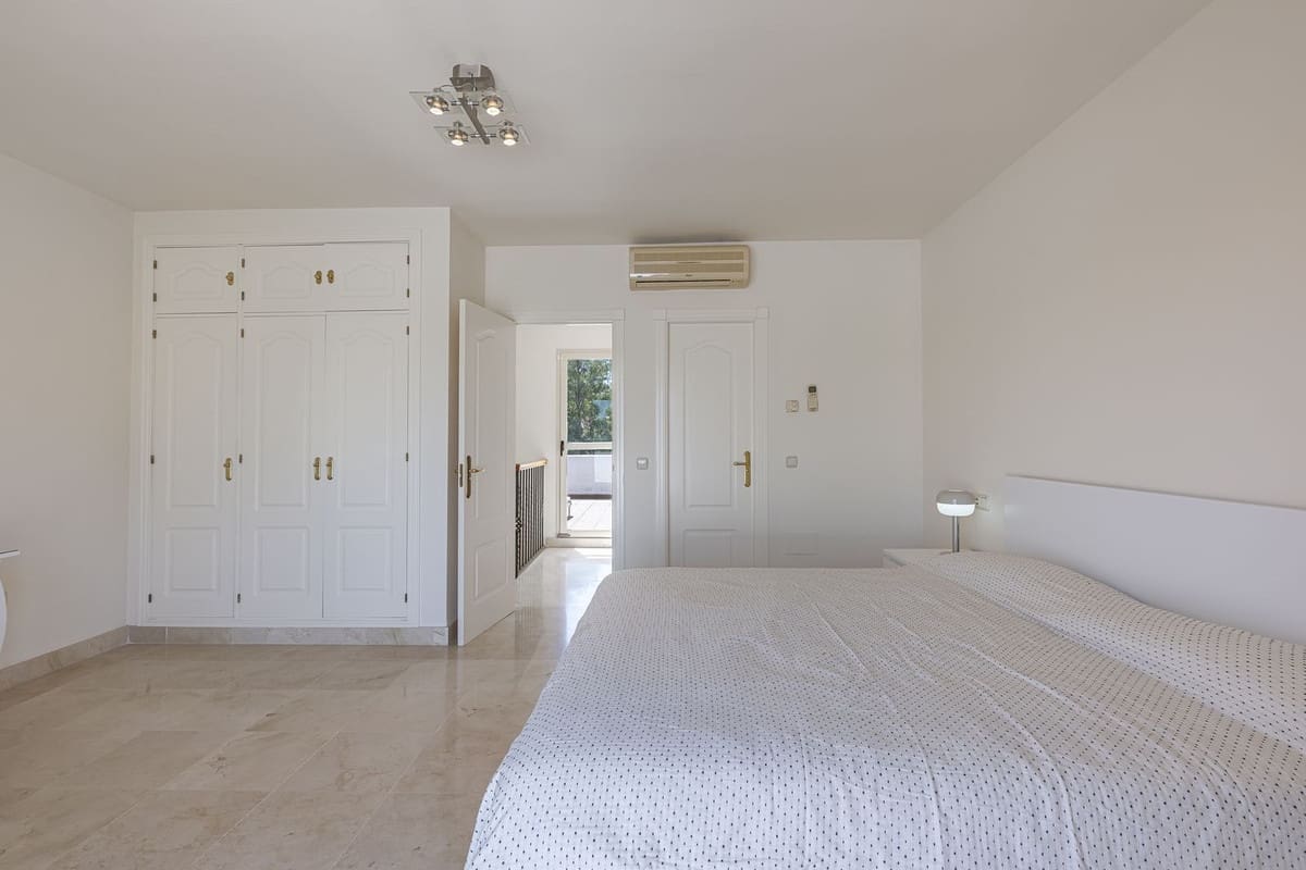 4 slaapkamer Huis te koop in Nueva Andalucia met zwembad garage - € 875.000 (Ref: 9540041)