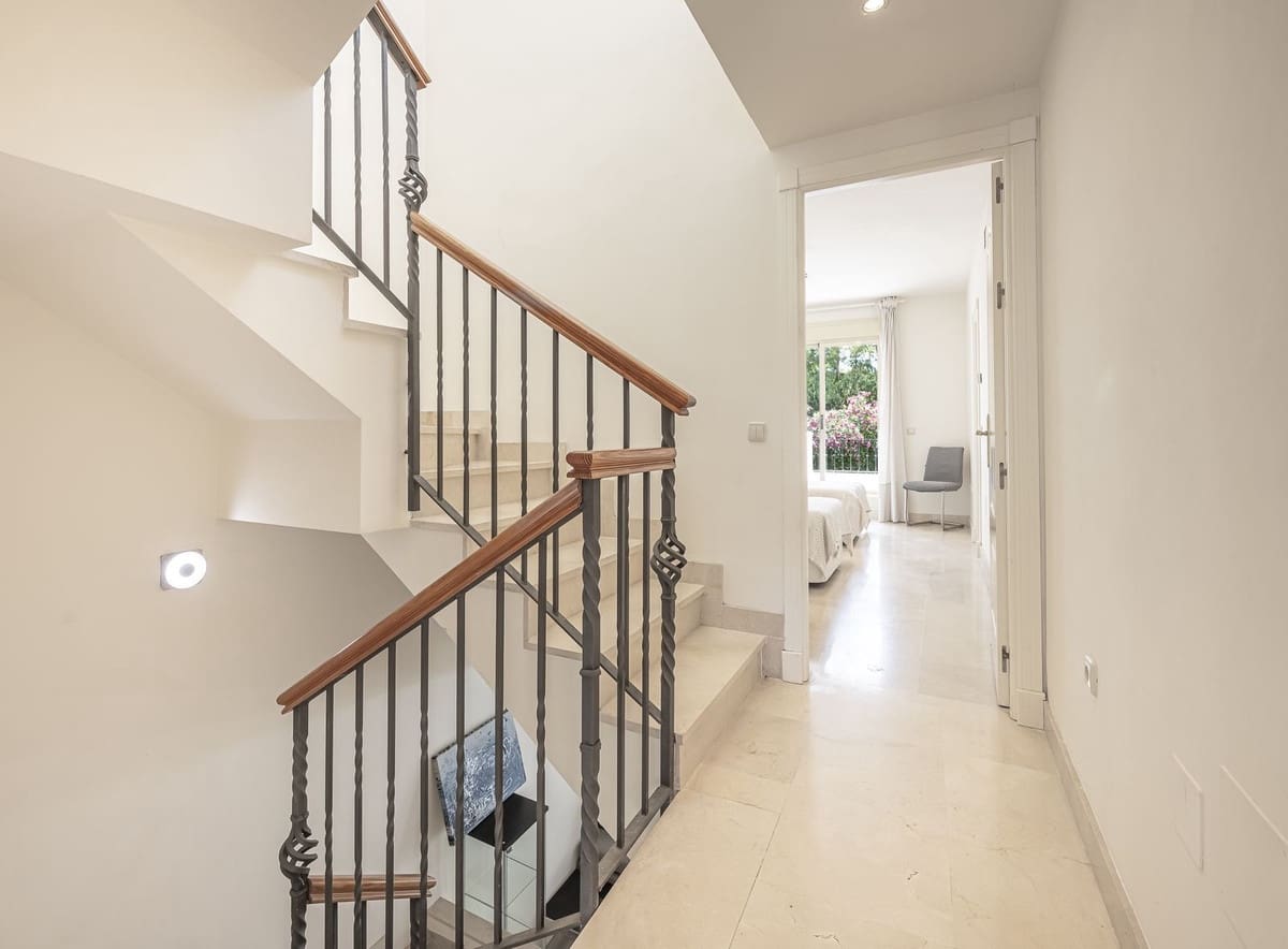 4 slaapkamer Huis te koop in Nueva Andalucia met zwembad garage - € 875.000 (Ref: 9540041)