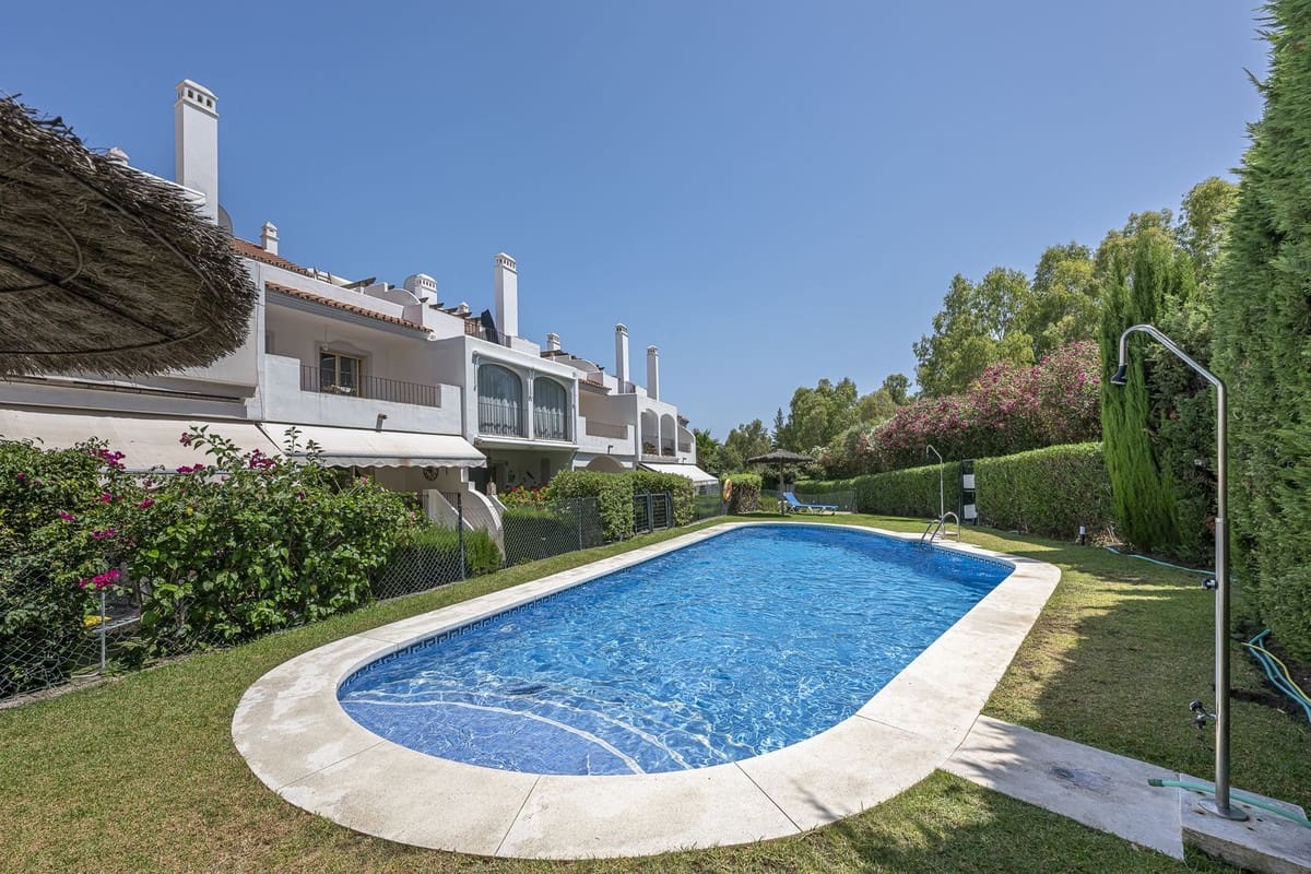 4 slaapkamer Huis te koop in Nueva Andalucia met zwembad garage - € 875.000 (Ref: 9540041)