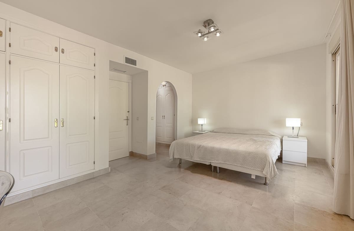 4 slaapkamer Huis te koop in Nueva Andalucia met zwembad garage - € 825.000 (Ref: 9540041)