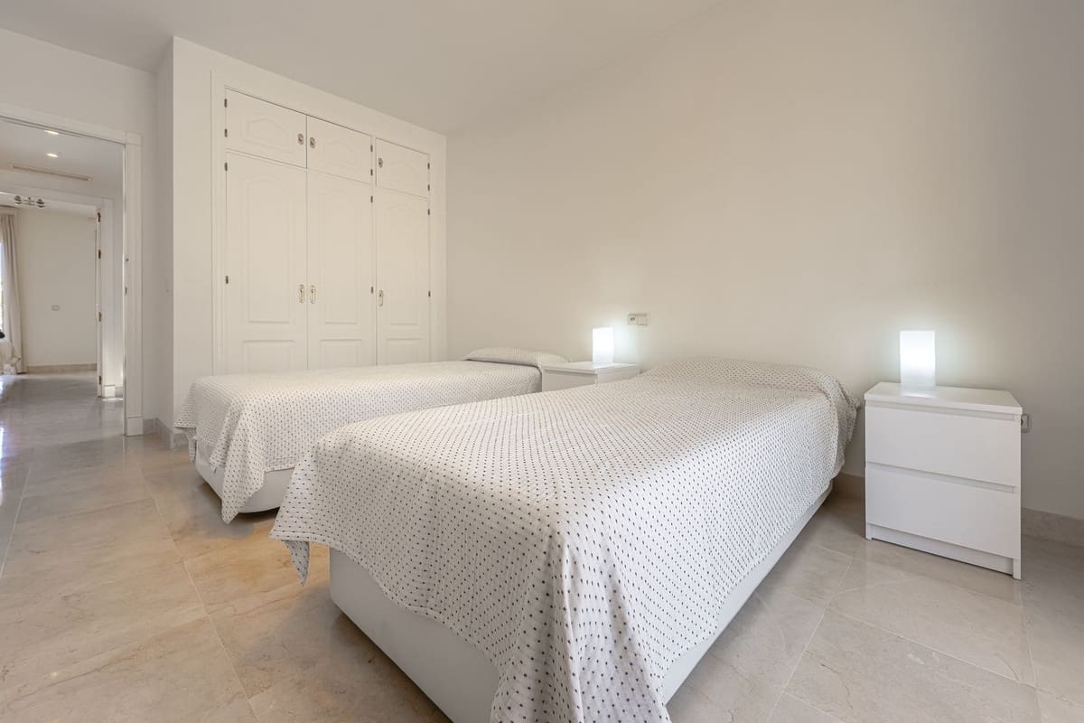 4 slaapkamer Huis te koop in Nueva Andalucia met zwembad garage - € 825.000 (Ref: 9540041)