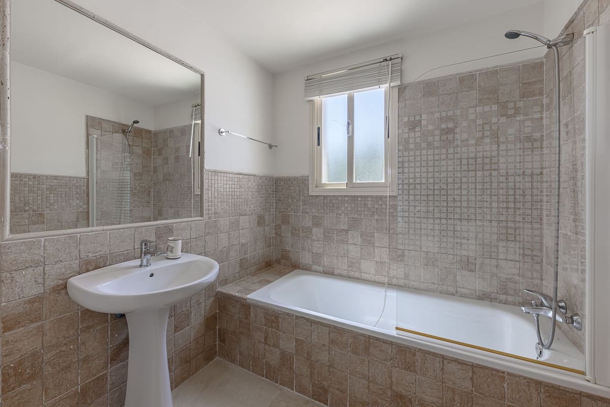 4 slaapkamer Huis te koop in Nueva Andalucia met zwembad garage - € 825.000 (Ref: 9540041)