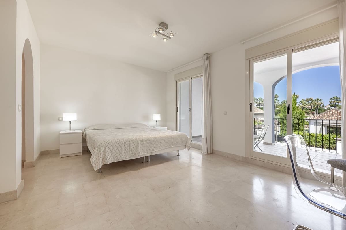 4 slaapkamer Huis te koop in Nueva Andalucia met zwembad garage - € 825.000 (Ref: 9540041)