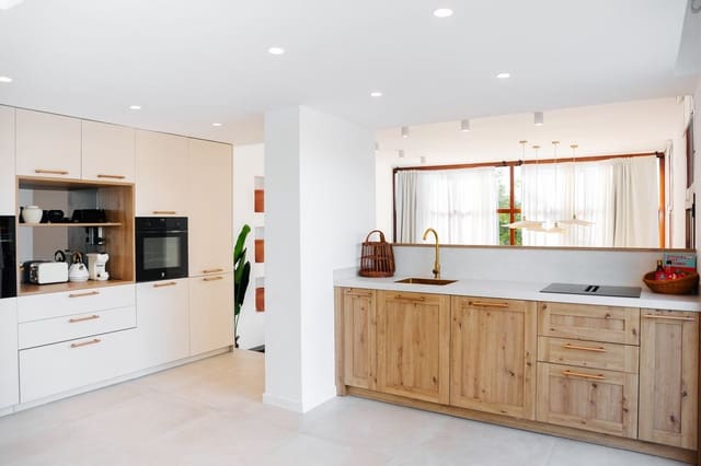 5 sypialnia Dom na sprzedaż w Cancelada, Estepona z garażem - 875 000 € (Ref: 9540042)