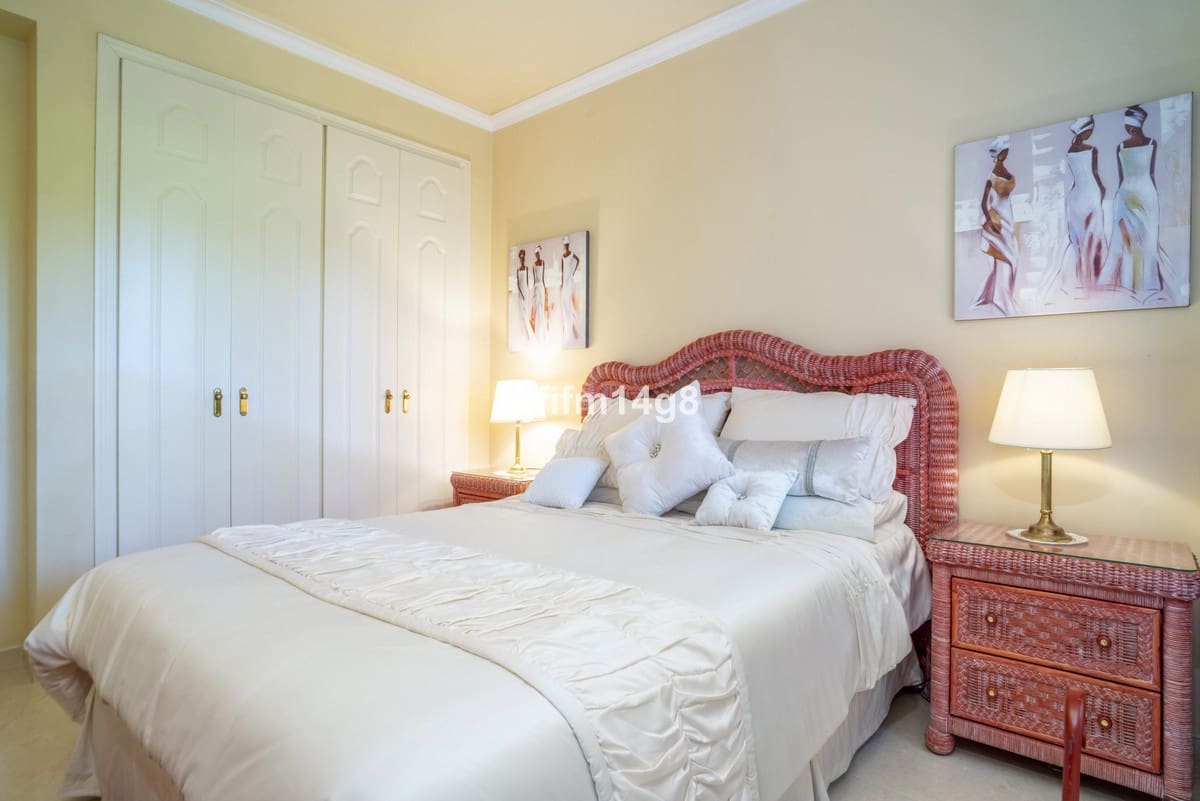 2 slaapkamer Appartement te koop in Puerto Banus met zwembad - € 879.000 (Ref: 9540043)