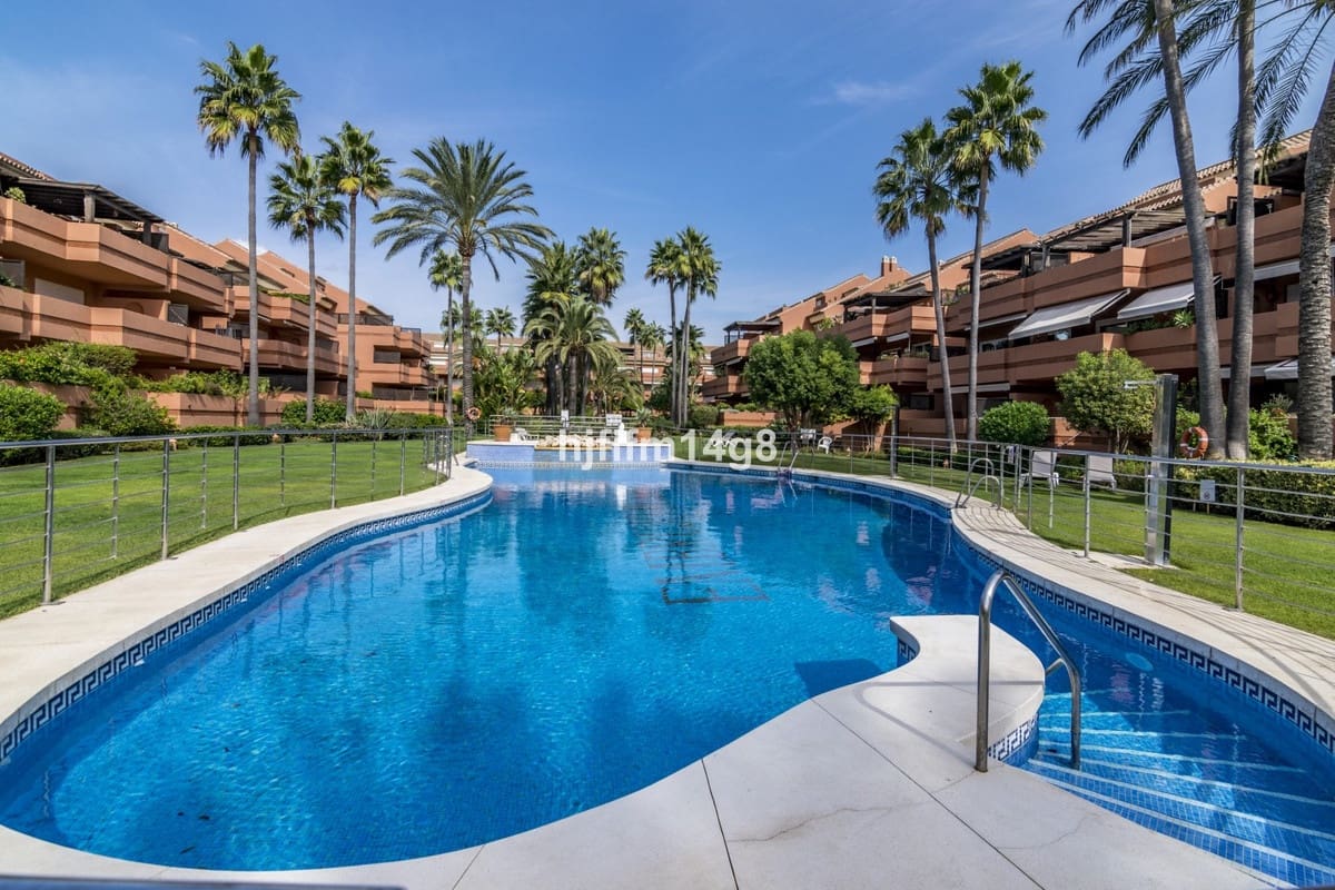 2 slaapkamer Appartement te koop in Puerto Banus met zwembad - € 879.000 (Ref: 9540043)
