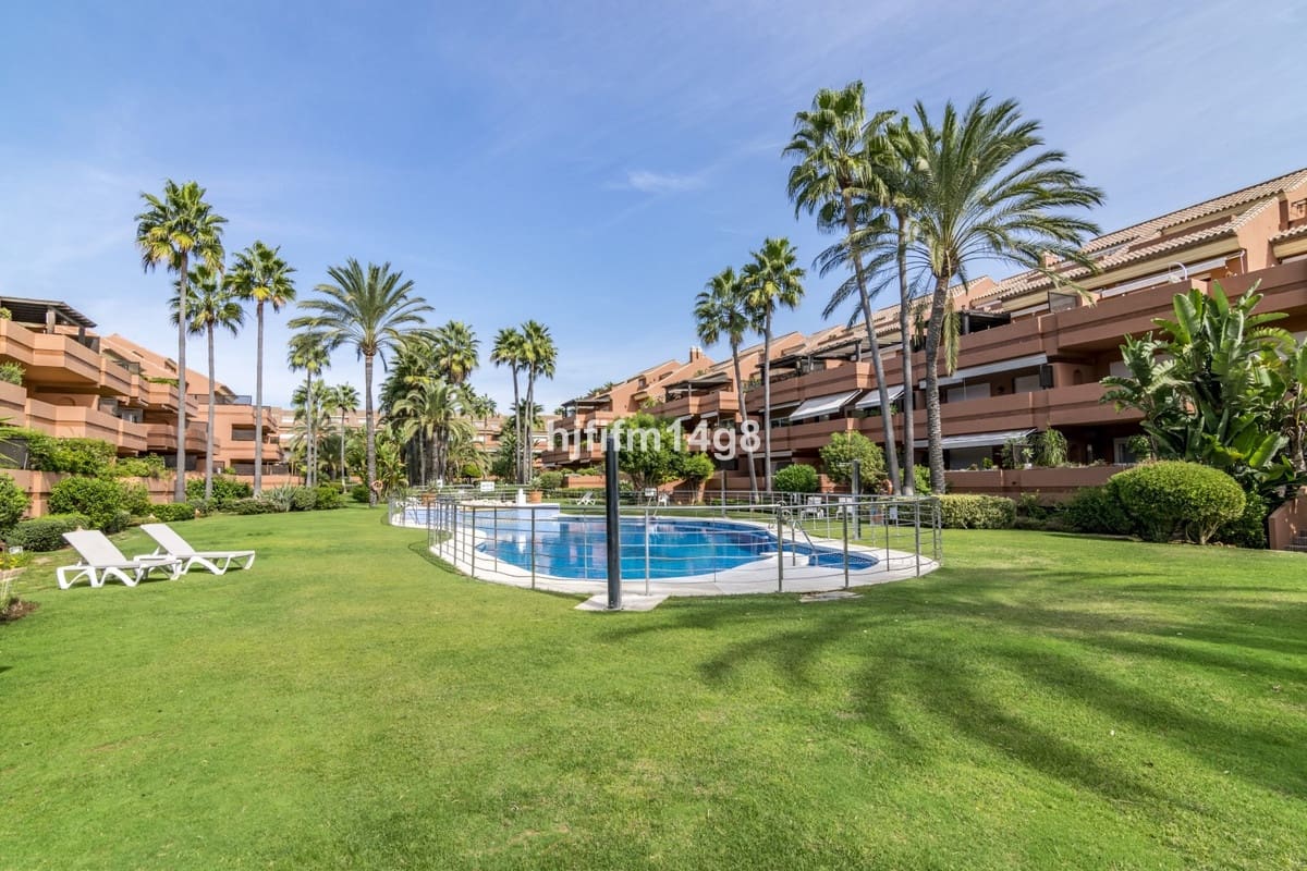 2 slaapkamer Appartement te koop in Puerto Banus met zwembad - € 879.000 (Ref: 9540043)