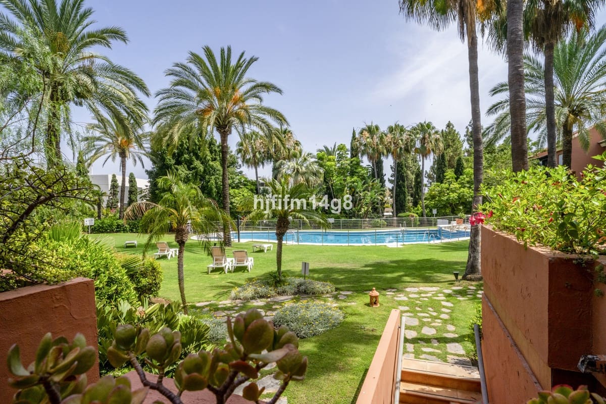 2 slaapkamer Appartement te koop in Puerto Banus met zwembad - € 879.000 (Ref: 9540043)
