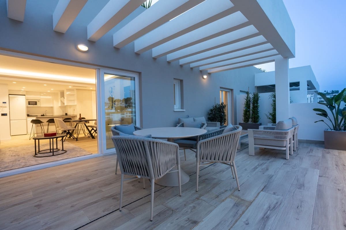 2 soverom Leilighet til salgs i Nueva Andalucia med svømmebasseng - € 890 000 (Ref: 9540051)