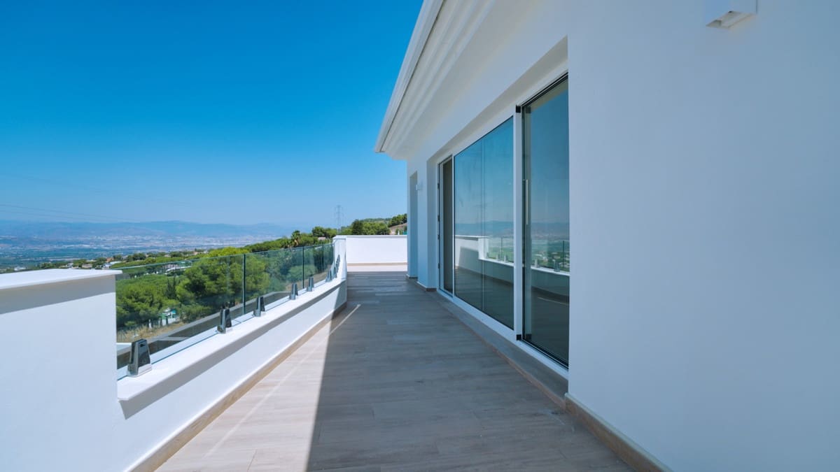 4 bedroom Villa for sale in Alhaurin de la Torre with pool - € 890,000 (Ref: 9540054)