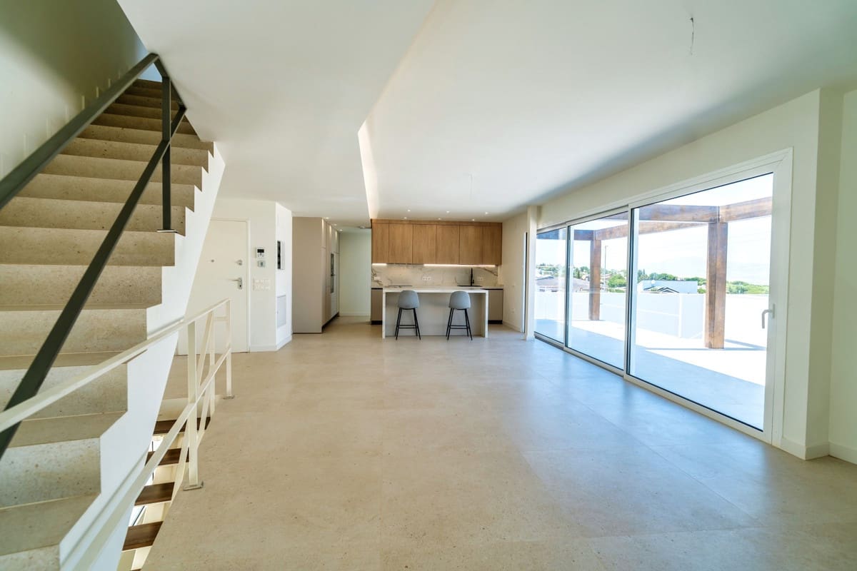 4 bedroom Villa for sale in Alhaurin de la Torre with pool - € 890,000 (Ref: 9540054)