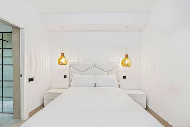 4 sypialnia Apartament na sprzedaż w Puerto Banus, Marbella z basenem - 895 000 € (Ref: 9540055)