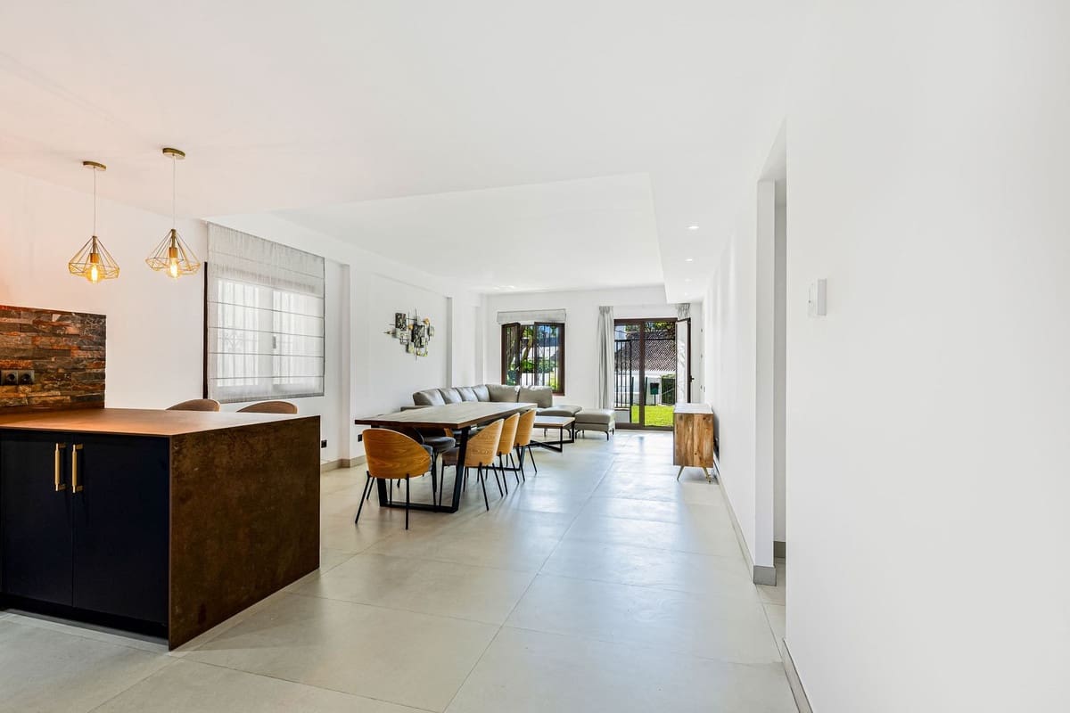 4 sypialnia Apartament na sprzedaż w Puerto Banus z basenem - 895 000 € (Ref: 9540055)