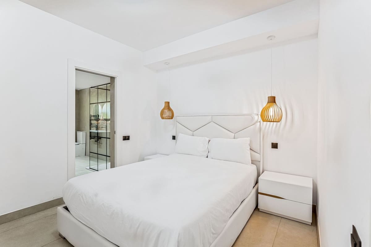 4 sypialnia Apartament na sprzedaż w Puerto Banus z basenem - 895 000 € (Ref: 9540055)