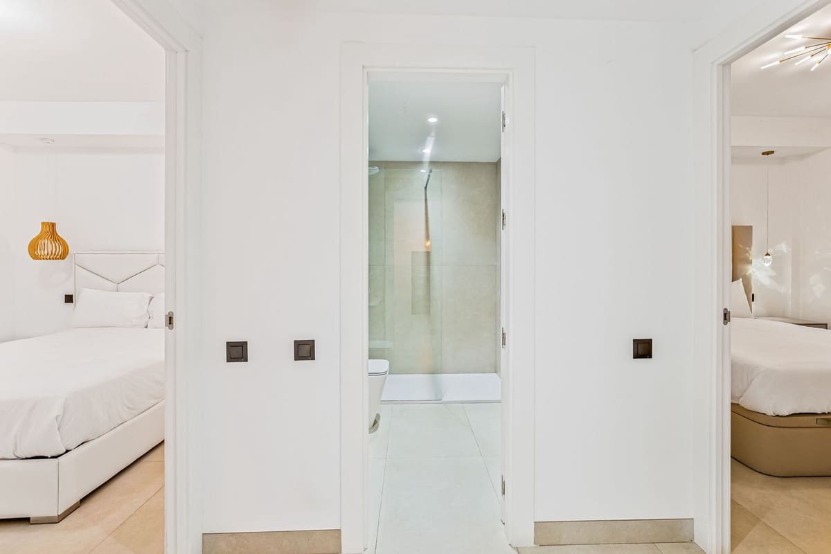 4 sypialnia Apartament na sprzedaż w Puerto Banus z basenem - 895 000 € (Ref: 9540055)