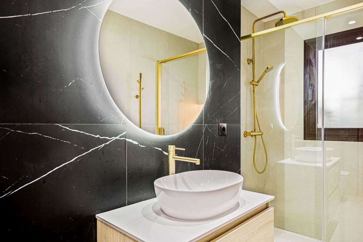 4 sypialnia Apartament na sprzedaż w Puerto Banus z basenem - 895 000 € (Ref: 9540055)