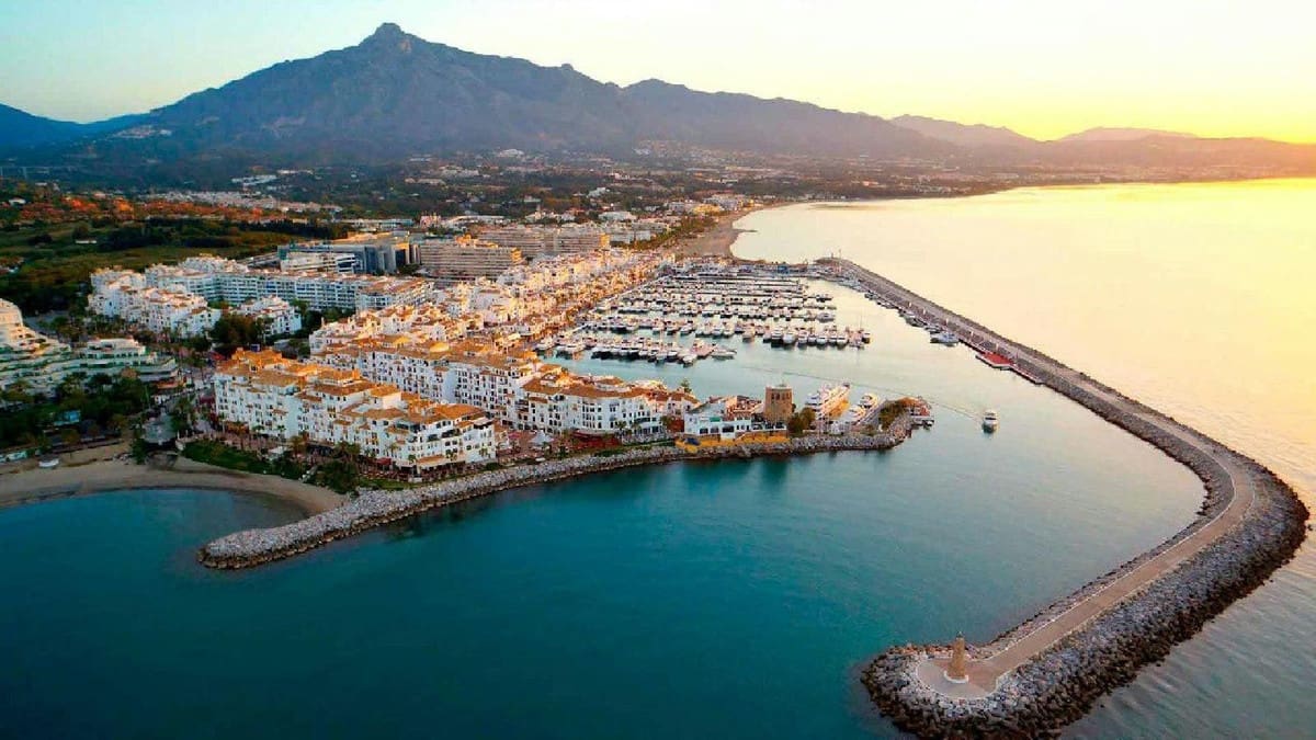 4 sypialnia Apartament na sprzedaż w Puerto Banus z basenem - 895 000 € (Ref: 9540055)