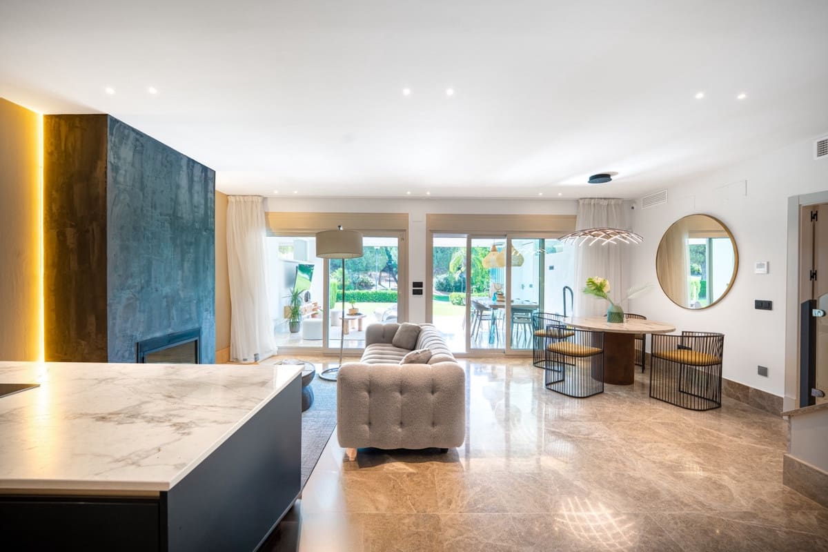 3 bedroom Townhouse for sale in Marbella with pool - € 895,000 (Ref: 9540060)