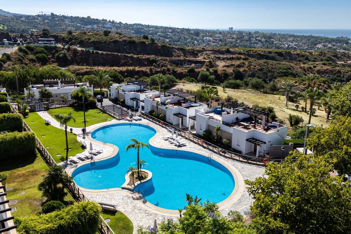 3 bedroom Townhouse for sale in Marbella with pool - € 895,000 (Ref: 9540060)