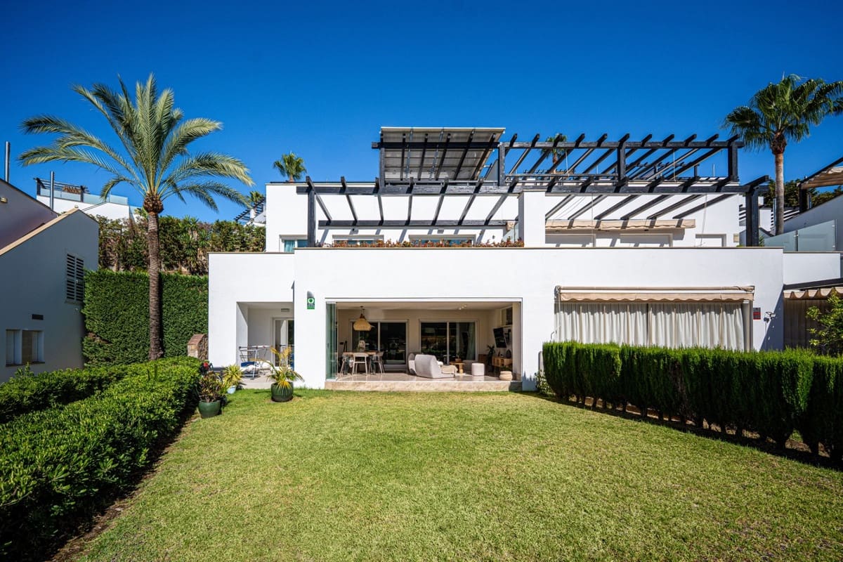 3 bedroom Townhouse for sale in Marbella with pool - € 895,000 (Ref: 9540060)