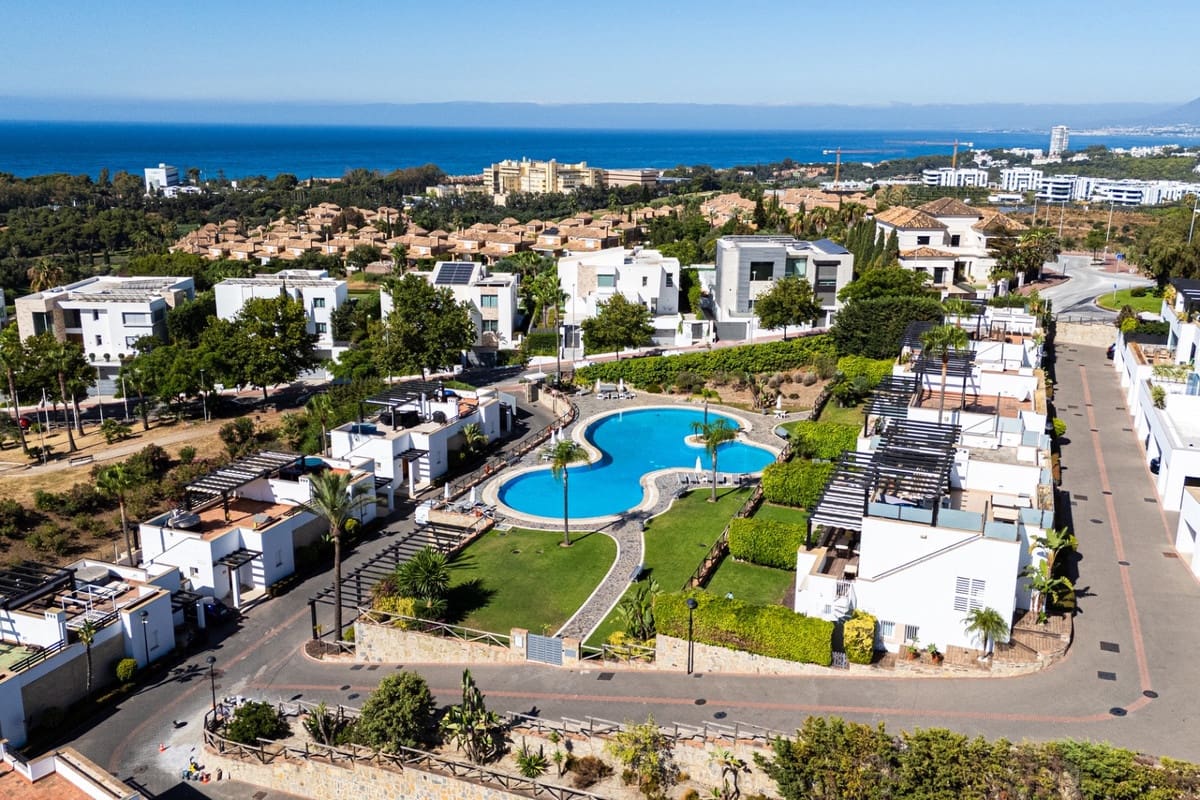 3 bedroom Townhouse for sale in Marbella with pool - € 895,000 (Ref: 9540060)