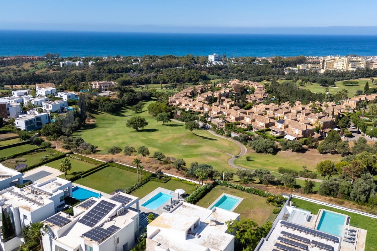 3 bedroom Townhouse for sale in Marbella with pool - € 895,000 (Ref: 9540060)