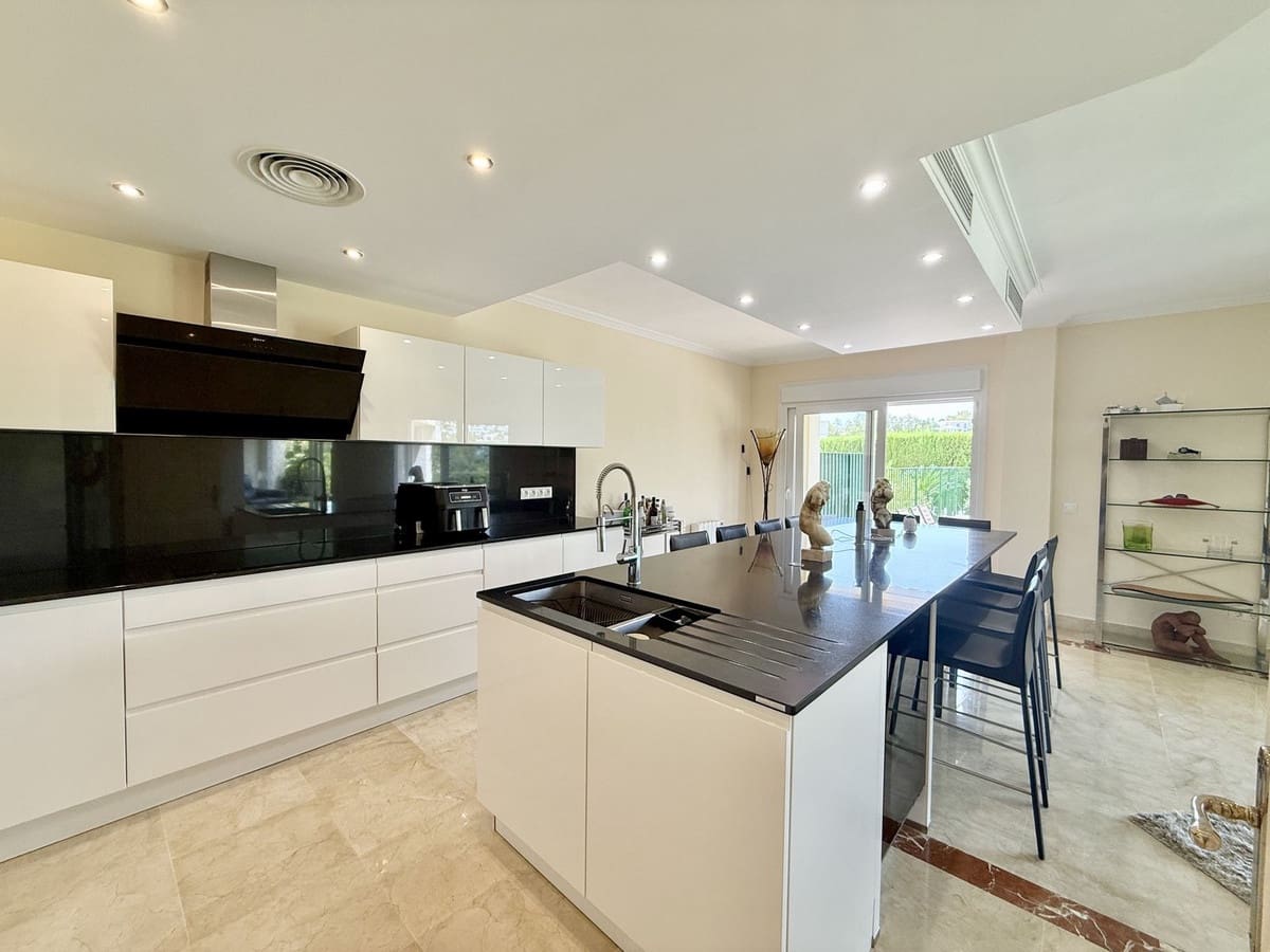 4 quarto Casa em Banda para venda em La Quinta com piscina - 895 000 € (Ref: 9540061)